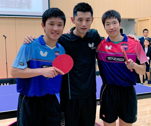 旗帜般的持 旗帜般的持